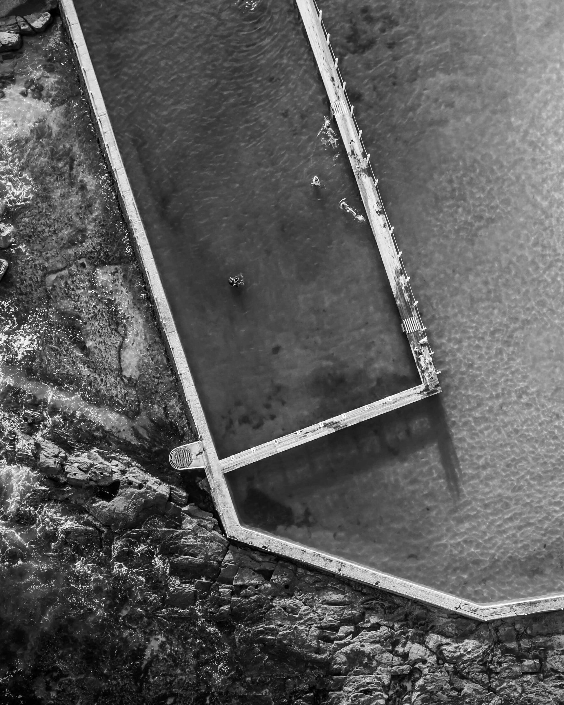 Aerial black and white photograph of Narrabeen rock pool, Sydney, by Nicolas Letoublon